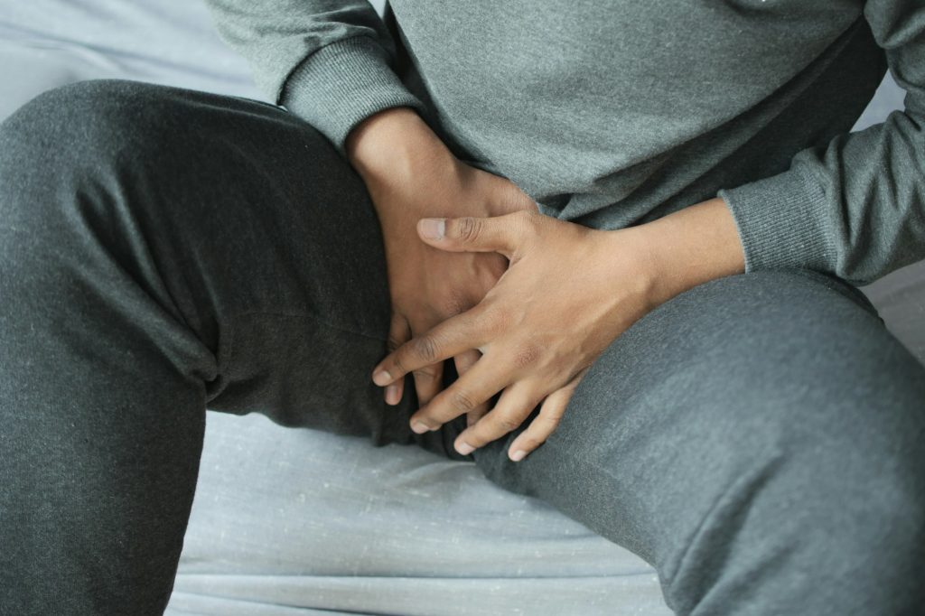Ballbusting : tout savoir sur cette pratique aimé des femdoms the concept of prostate and bladder problem, crotch pain of a young person