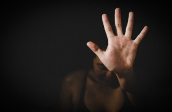 Safeword (Mot d’arrêt) en BDSM : conseils et exemples