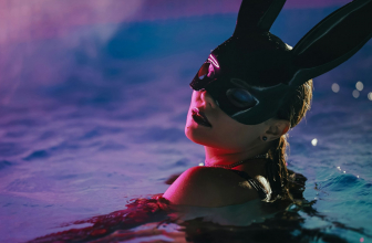 Barre d’écartement : un accessoire de contrainte pour le bondage